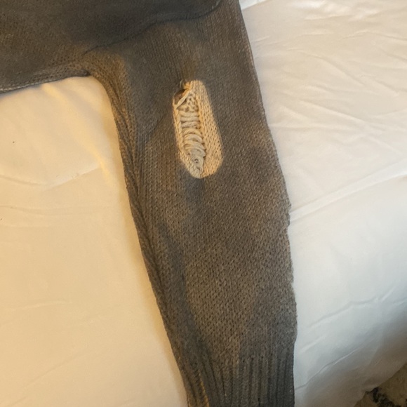 Brand new never worn. Distressed sweater - Picture 3 of 6